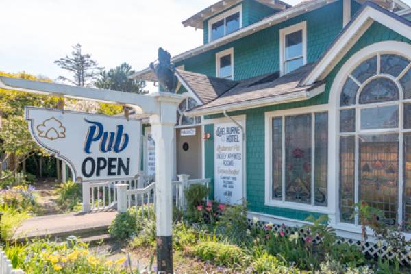 Shelburne restaurant and pub outdoors