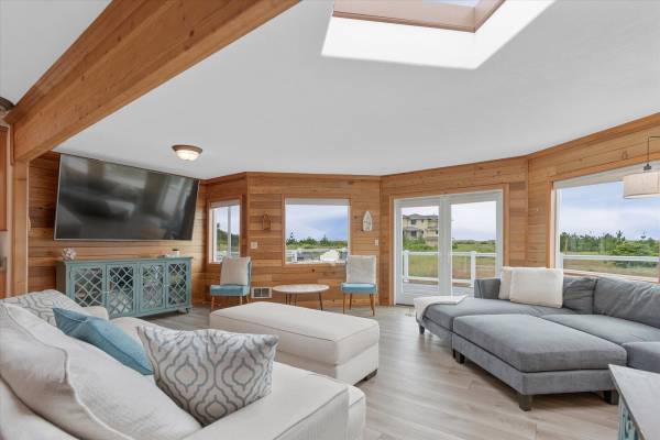 Blue Bungalow in Ocean Park WA | Managed by Bloomer Estates