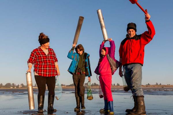 Clam Digging is a Family Fun Activity Clam Diggers at the Beach