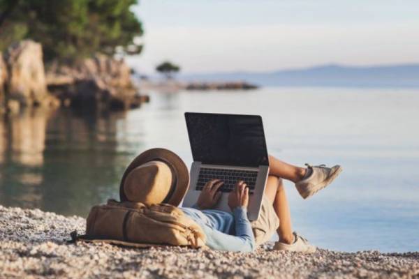 Man working on computere at the beach