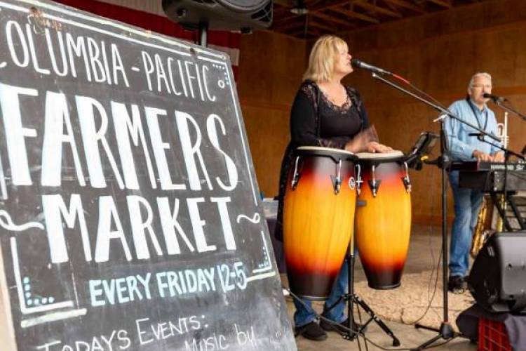Performers at the Columbia Pacific Farmers market Performers at the Columbia Pacific Farmers market